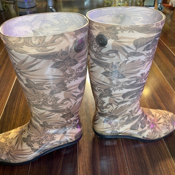 Beautiful Ugg rain boots - Picture 3 of 5